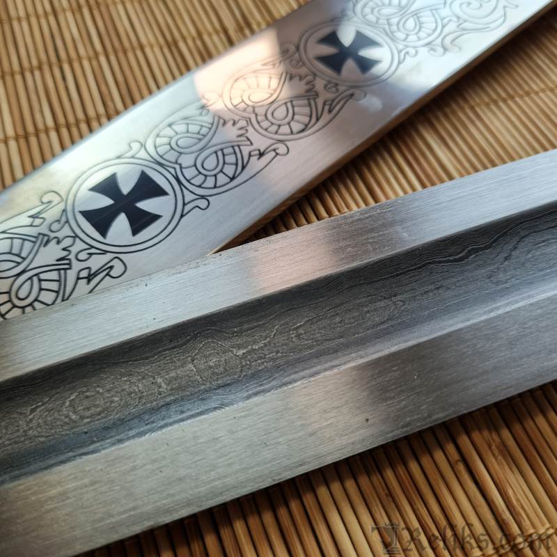Stainless Blade (Top), Hand Forged High Carbon Damascus Steel Blade (Bottom)