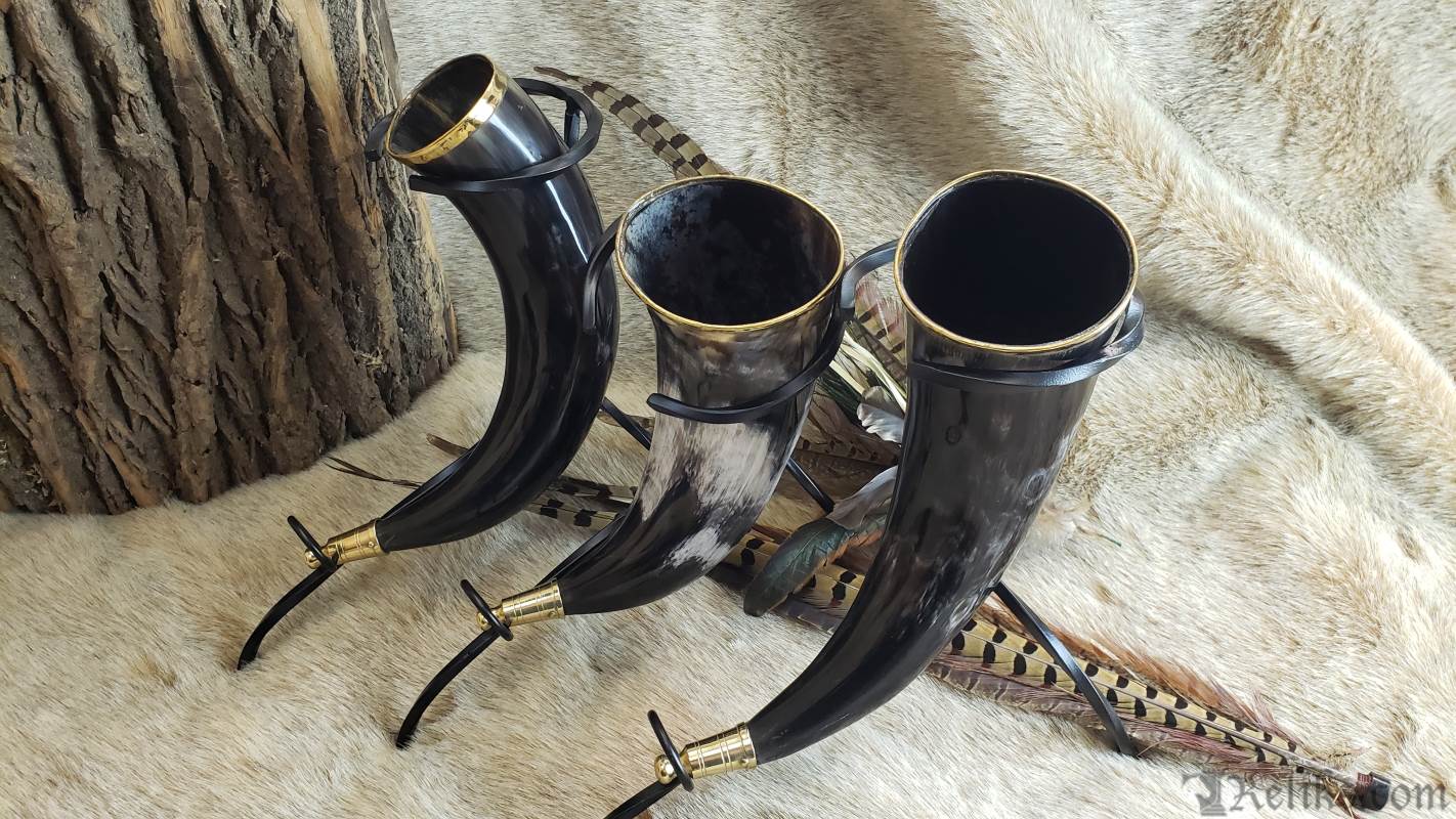 drinking horn with stand